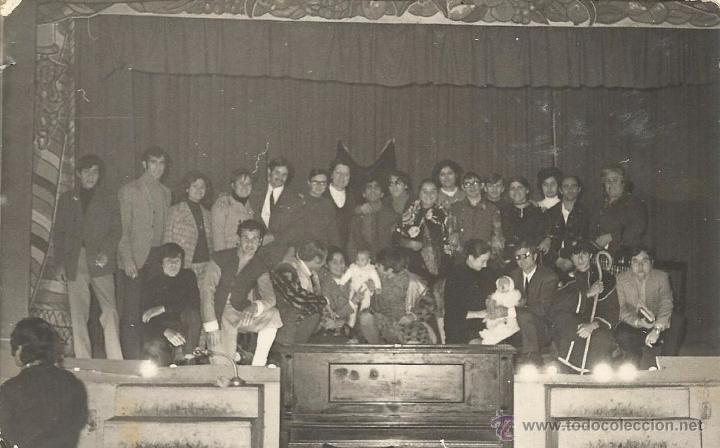 Fotograf&iacute;a antigua: ** H526 - FOTOGRAFIA - GRUPO DE GENTE ENCIMA DE UN ESCENARIO