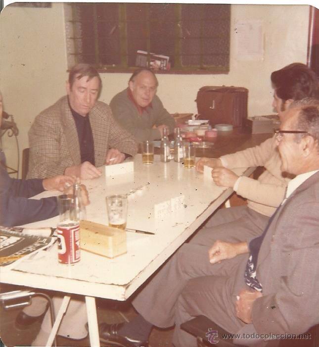Fotograf&iacute;a antigua: *** H51 - FOTOGRAFIA - GRUPO DE AMIGOS TOMANDO CERVEZAS