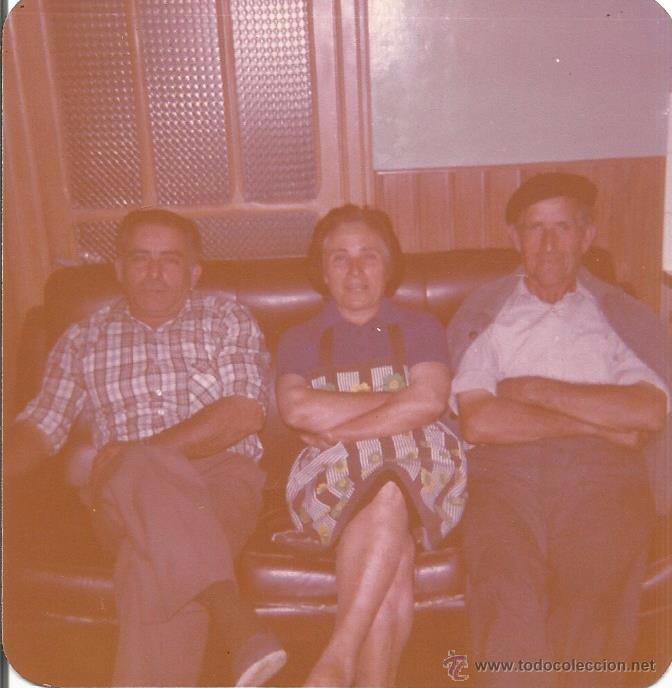 Fotograf&iacute;a antigua: :::: H75 - FOTOGRAFIA - TRES FAMILIARES O AMIGOS EN UN SOFA