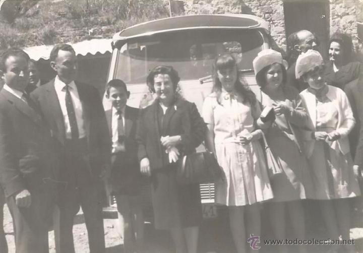 Alte Fotografie: *** H391 - FOTOGRAFIA - GRUPO DE GENTE DELANTE DE UN PEQUE&Ntilde;O AUTOBUS