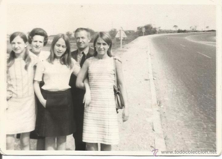 Alte Fotografie: :::: H394 - FOTOGRAFIA - PAREJA CON CUATRO JOVENES JUNTO A UNA CARRETERA