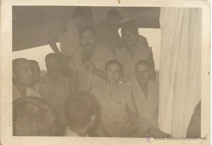 Alte Fotografie: == H724 - FOTOGRAFIA - GRUPOO DE SOLDADOS DENTRO DE UNA TIENDA