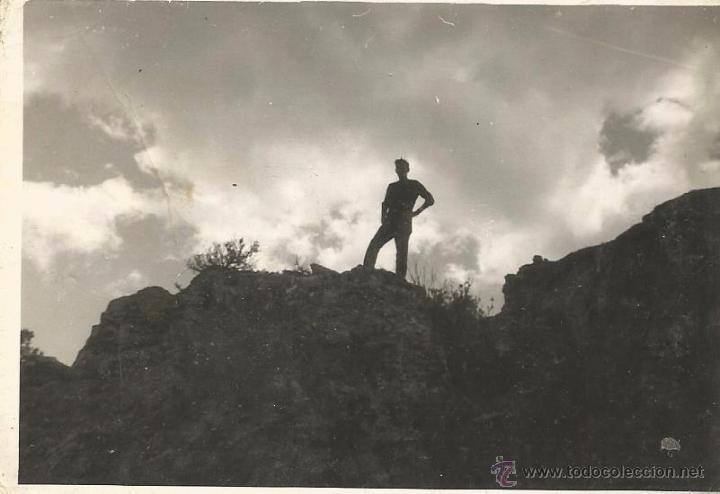 Alte Fotografie: == H725 - FOTOGRAFIA - CHICO EN LO ALTO DE UN MONTE