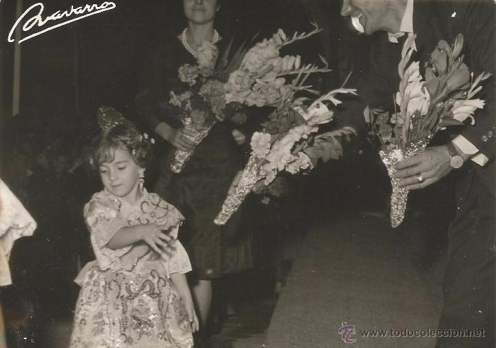 Fotograf&iacute;a antigua: :::: FF224 - FOTOGRAFIA - BONITA FALLERITA EN LA OFRENDA DE FLORES