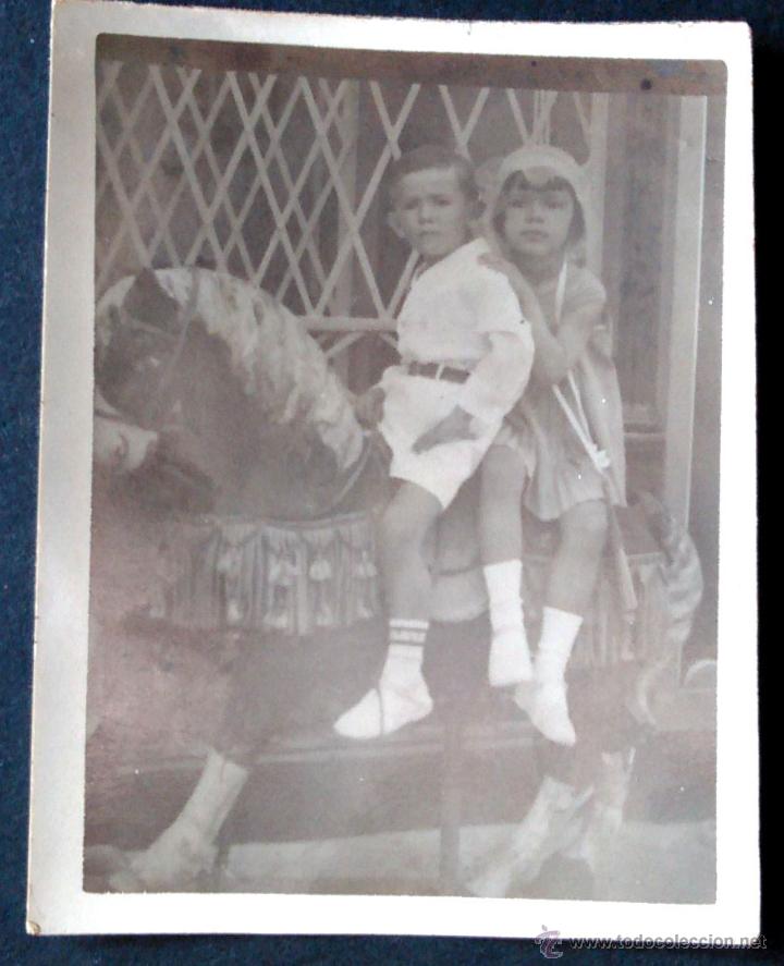Fotografia antiga: NI&Ntilde;OS SOBRE CABALLO DE JUGUETE