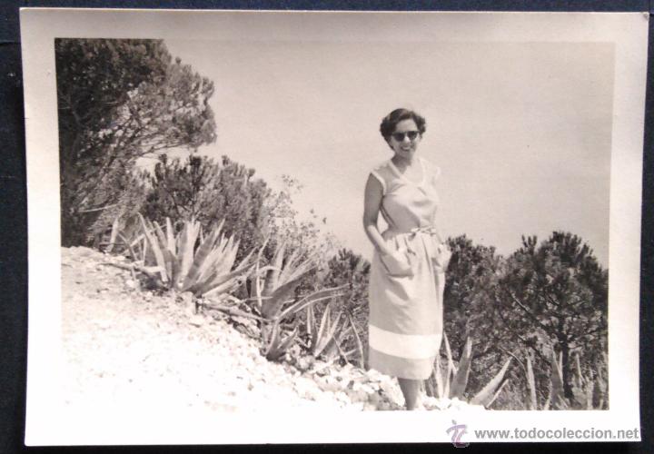Fotograf&iacute;a antigua: SE&Ntilde;ORA POSANDO EN TOSSA DE MAR - Foto 1