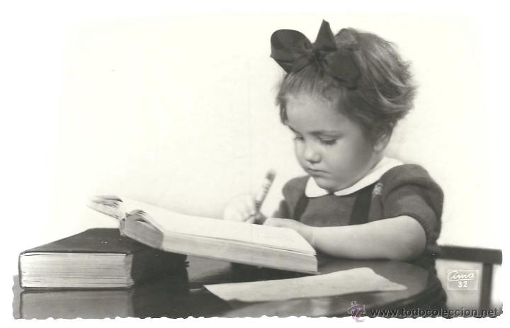 Fotograf&iacute;a antigua: FOTO POSTAL DE UNA NI&Ntilde;A ESTUDIANDO DEDICADA