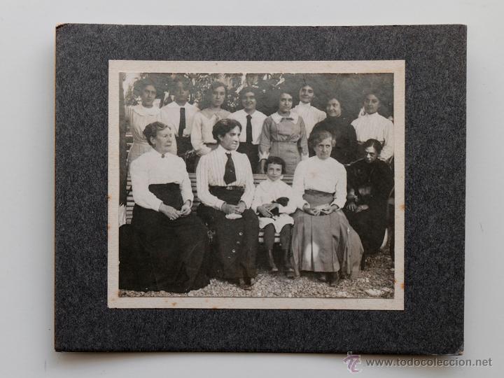 Fotograf&iacute;a antigua: Foto de grupo de trece mujeres y un perrito. 1900s