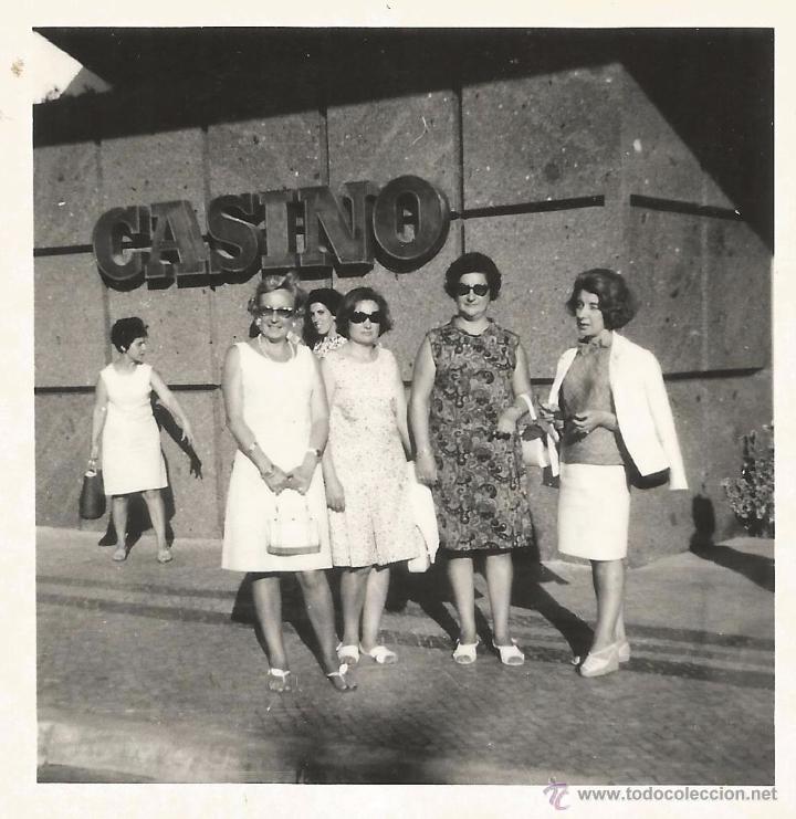 Alte Fotografie: ** V415 - FOTOGRAFIA - GRUPO DE AMIGAS JUNTO A UN CASINO - RC00