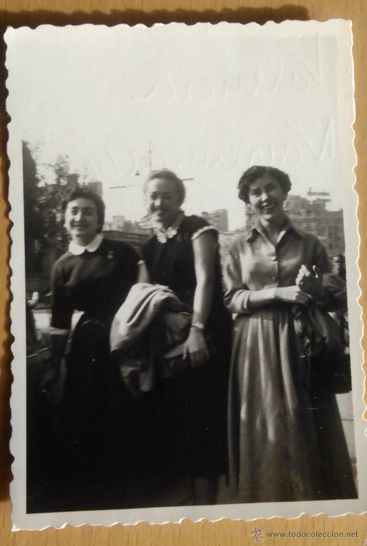 Fotograf&iacute;a antigua: SE&Ntilde;ORITAS POSANDO EN VALENCIA - Foto 1