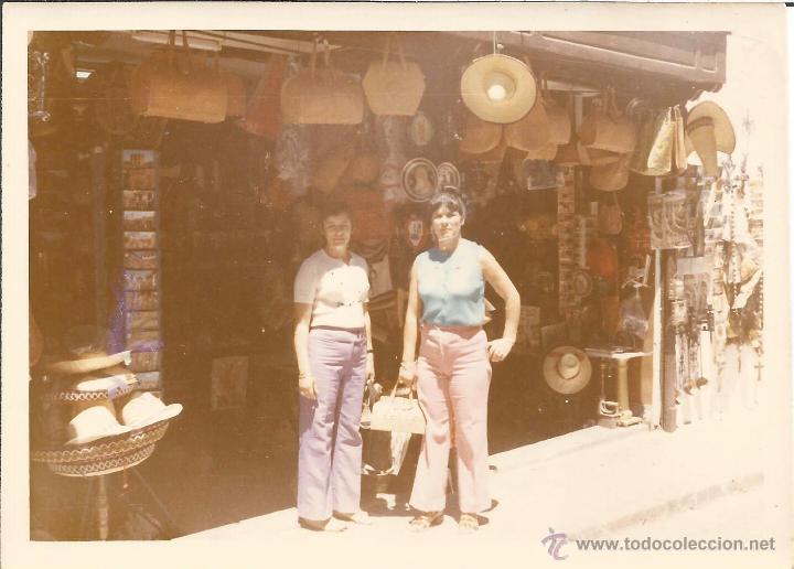Fotografia antica: *** QA409 - FOTOGRAFIA - DOS AMIGAS DELANTE DE UNA TIENDA