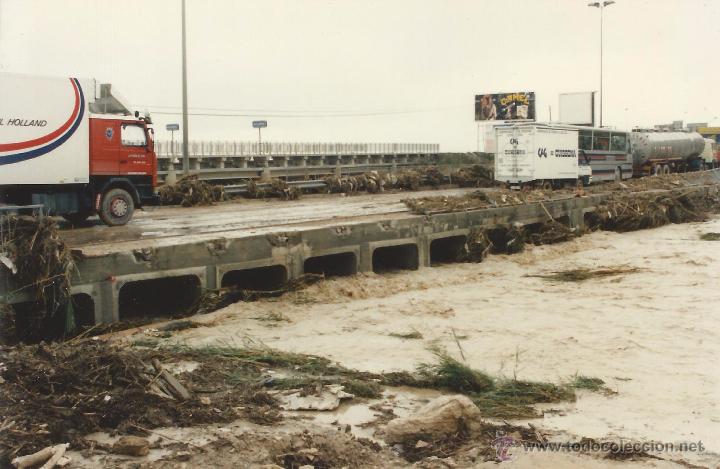 Alte Fotografie: ** Z728 - FOTOGRAFIA - PAISAJE - RIADA - CARRETERA CON CAMIONES