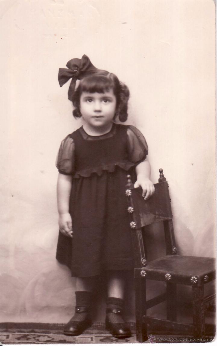 Fotograf&iacute;a antigua: FOTO 13X8 CM - NI&Ntilde;A JUNTO A SILLA TIPO CLASICA O RENACIMIENTO