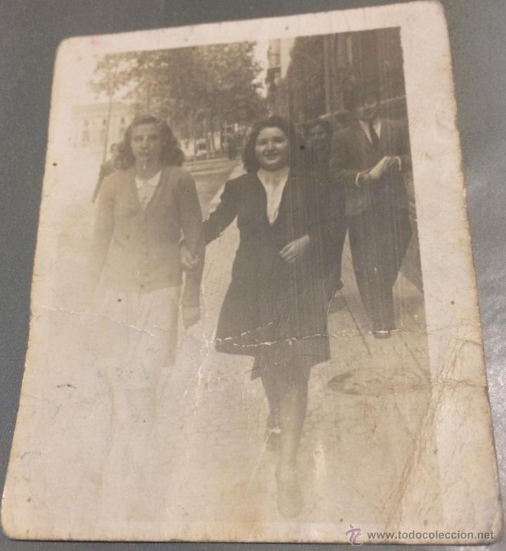 Fotograf&iacute;a antigua: Fotograf&iacute;a antigua. Mujeres caminando por la calle. A&ntilde;os 50.