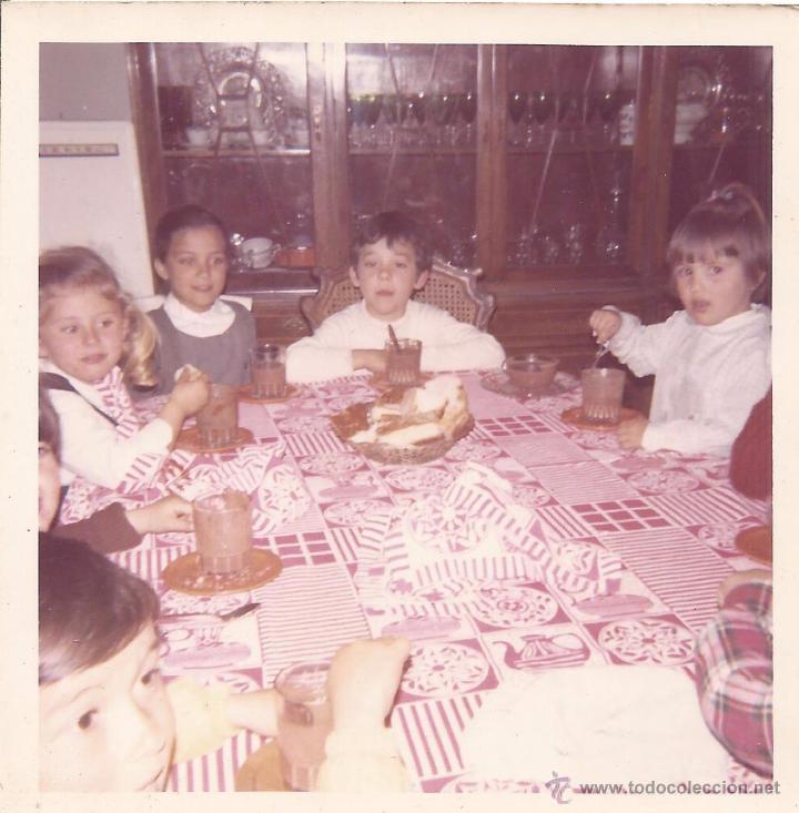 Fotografia antiga: ** V450 - FOTOGRAFIA - NI&Ntilde;ITOS MERENDANDO