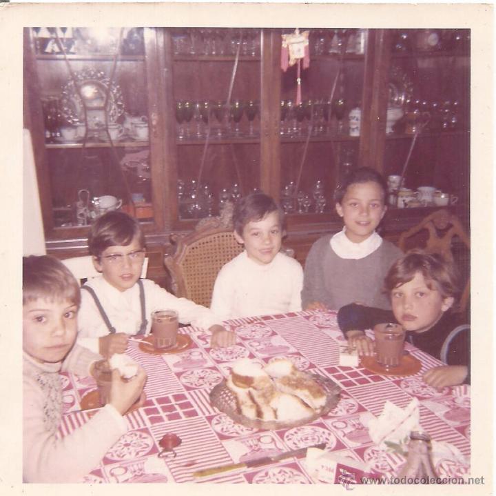 Fotografia antiga: ** V459 - FOTOGRAFIA - NI&Ntilde;OS EN UNA MERIENDA