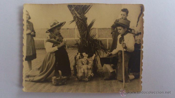 Fotograf&iacute;a antigua: FOTOGRAFIA, NI&Ntilde;OS ADORANDO AL NI&Ntilde;O JESUS, MEDIDAS 6 X 7,5 CM