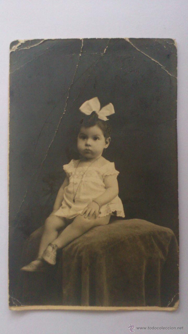 Fotografia antiga: FOTOGRAFIA NI&Ntilde;A CON LAZITO EN LA CABEZA, MEDIDAS 13,5 X 8,5 CM