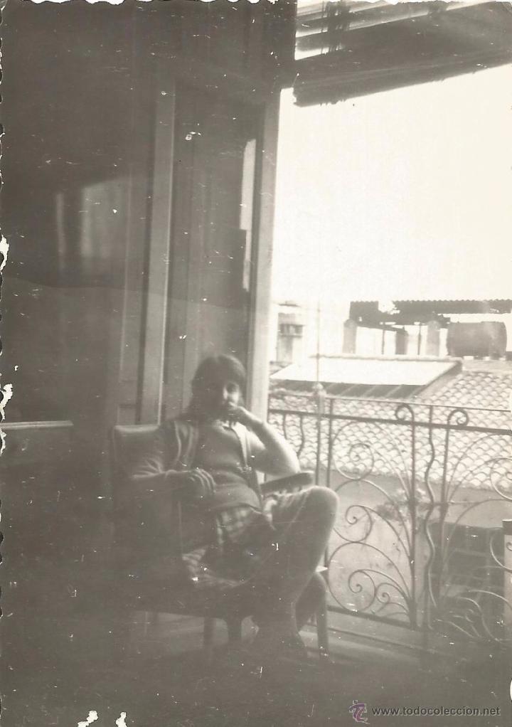 Fotograf&iacute;a antigua: :::: J115 - FOTOGRAFIA - JOVEN SENTADA JUNTO A UN BALCON