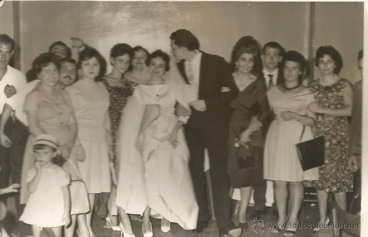 Fotograf&iacute;a antigua: ** Z559  - FOTOGRAFIA - PAREJA DE NOVIOS CON SUS FAMILIARES Y AMIGOS