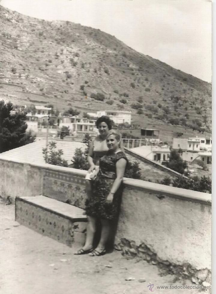 Fotografia antica: ** J133 - FOTOGRAFIA - DOS AMIGAS EN BONITO PAISAJE