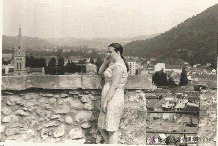Fotograf&iacute;a antigua: ** J166 - FOTOGRAFIA - SE&Ntilde;ORA EN BONITO PAISAJE