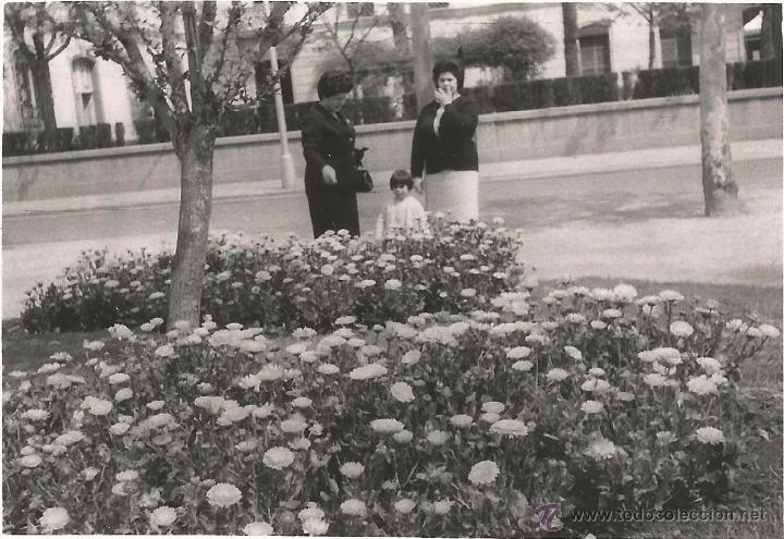 Fotografia antiga: ** J175 - FOTOGRAFIA - DOS SE&Ntilde;ORAS CON UNA NI&Ntilde;ITA