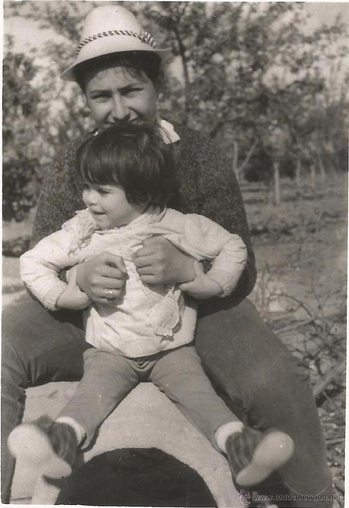 Fotografia antiga: ** J176 - FOTOGRAFIA - JOVEN CON UNA NI&Ntilde;ITA EN BRAZOS