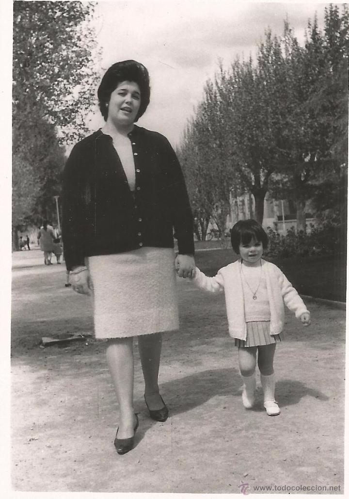 Fotografia antiga: ** J177 - FOTOGRAFIA - SE&Ntilde;ORA CON UNA NI&Ntilde;ITA DE LA MANO