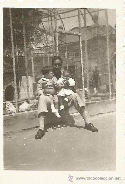 Alte Fotografie: ** DP10 - FOTOGRAFIA PEQUE&Ntilde;O FORMATO - SE&Ntilde;OR CON DOS NI&Ntilde;ITOS EN BRAZOS - 6,3 X 4,5 CM.