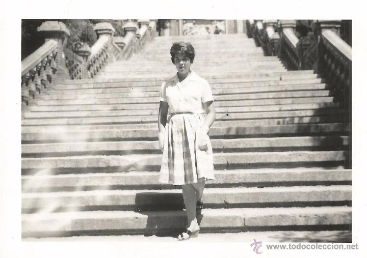 Alte Fotografie: ** J185 - FOTOGRAFIA - SE&Ntilde;ORITA EN UNA ESCALERA