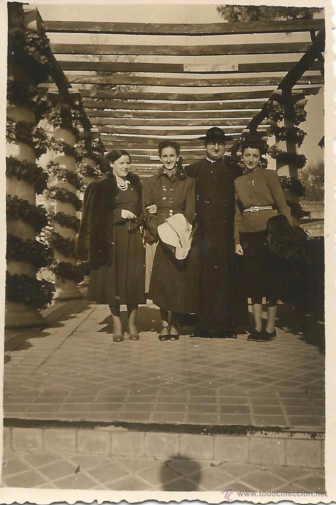 Alte Fotografie: ** J302 - FOTOGRAFIA - TRES SE&Ntilde;ORITAS CON UN SACERDOTE