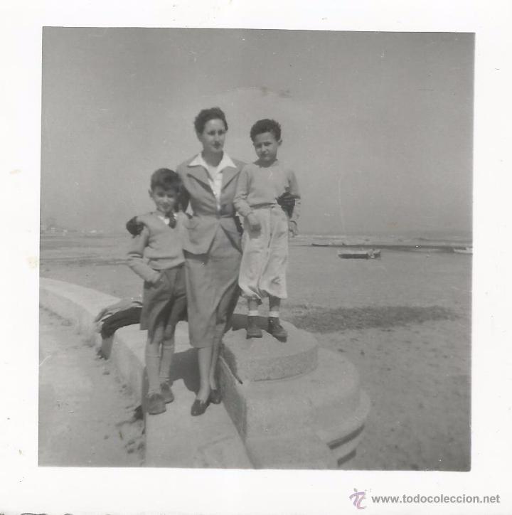 Alte Fotografie: ** V489 - FOTOGRAFIA  - SE&Ntilde;ORA CON DOS JOVENCITOS