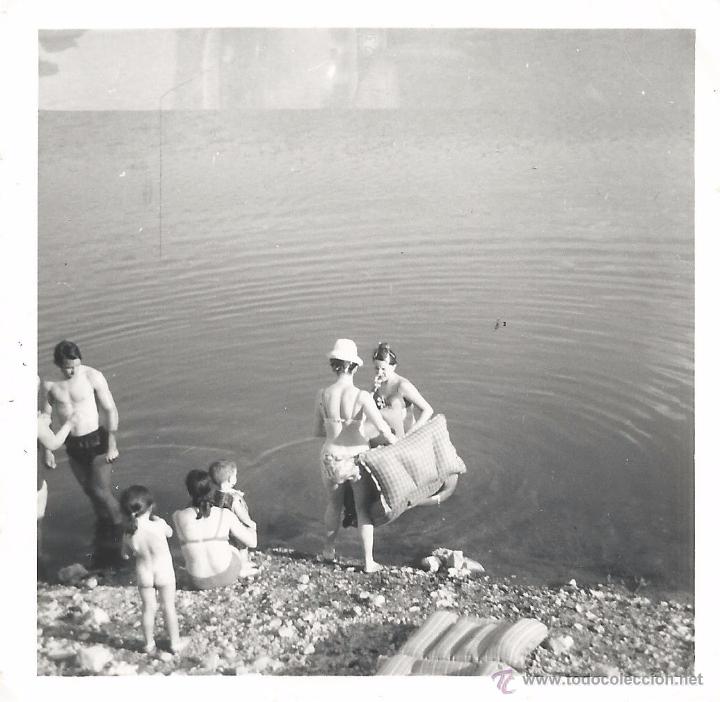 Alte Fotografie: ** V490 - FOTOGRAFIA - GRUPO DE GENTE EN BA&Ntilde;ADOR ENTRANDO EN EL AGUA