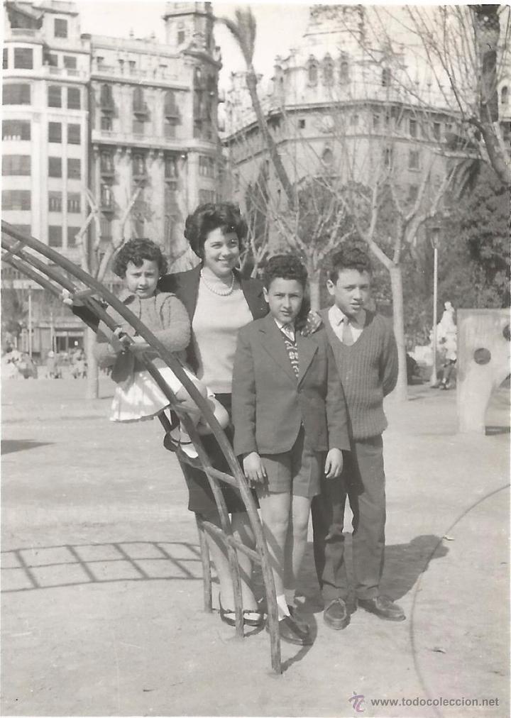 Alte Fotografie: ** J401 - FOTOGRAFIA - SE&Ntilde;ORA CON SUS TRES NI&Ntilde;OS EN UN PARQUE