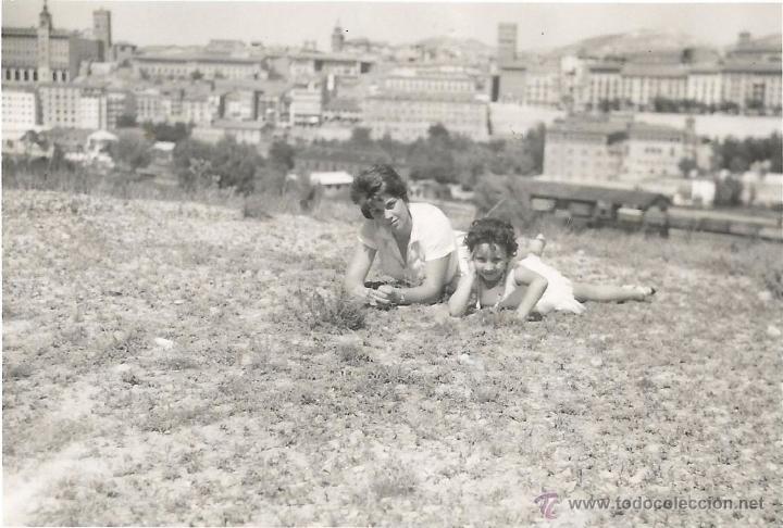 Alte Fotografie: ** J403 - FOTOGRAFIA - SE&Ntilde;ORA CON UNA NI&Ntilde;ITA TUMBADAS EN EL SUELO