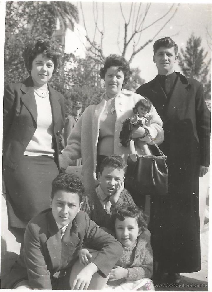 Alte Fotografie: ** J404 - FOTOGRAFIA - DOS SE&Ntilde;ORAS Y TRES JOVENCITOS CON UN SACERDOTE