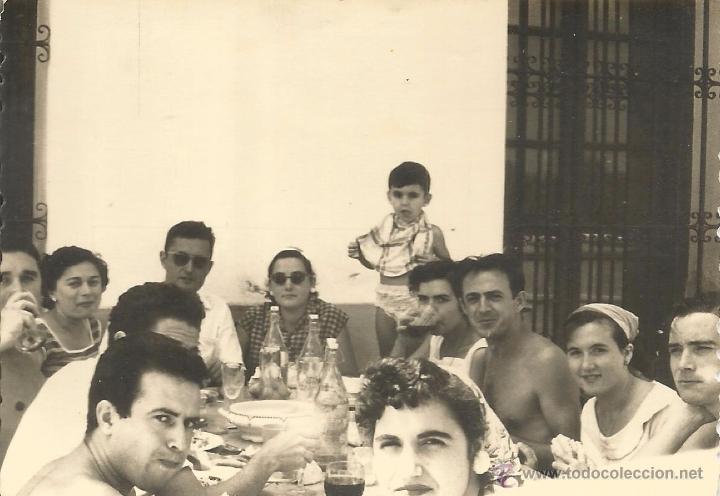 Alte Fotografie: ** J414 - FOTOGRAFIA - GRUPO DE AMIGOS COMIENDO
