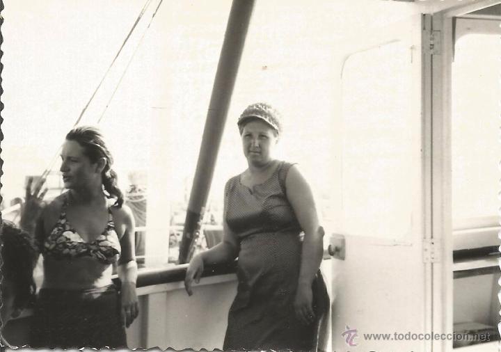 Alte Fotografie: ** J426 - FOTOGRAFIA - DOS AMIGAS EN UN BARCO