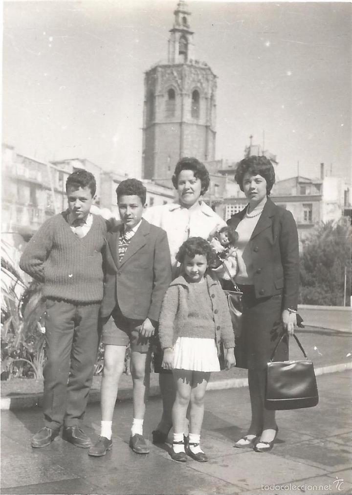 Fotografia antica: ** J455 - FOTOGRAFIA - DOS SE&Ntilde;ORAS CON TRES JOVENCITOS