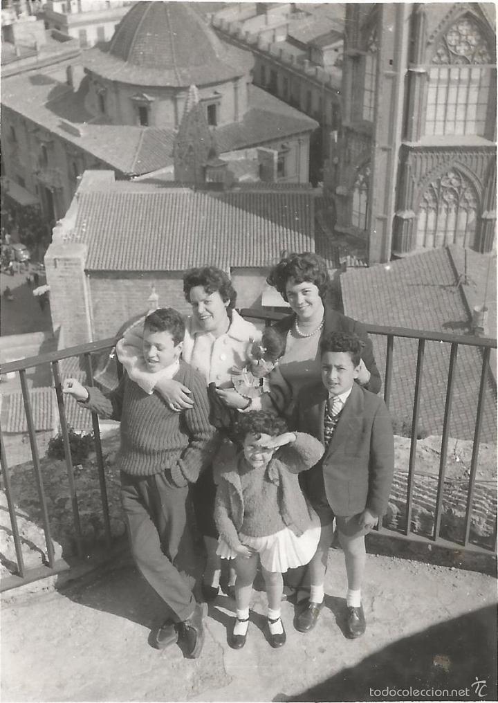 Fotografia antica: ** J456 - FOTOGRAFIA - DOS SE&Ntilde;ORAS CON TRES JOVENCITOS