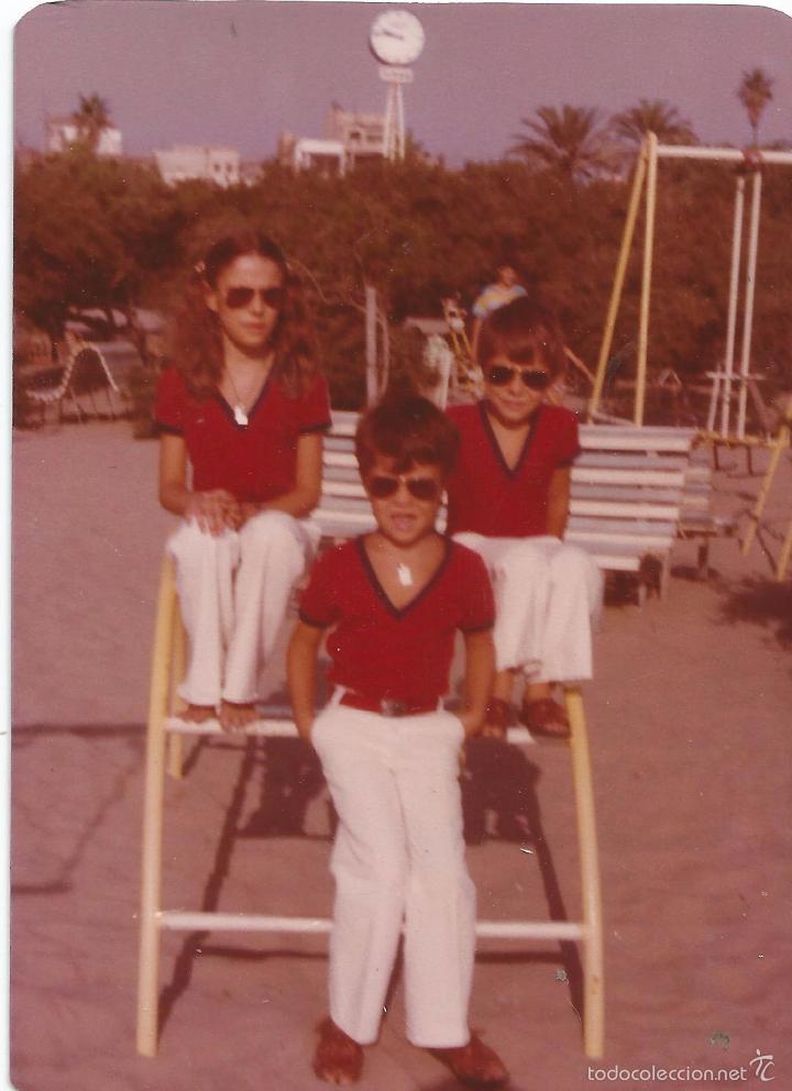 Fotografia antica: :::: QA788 - FOTOGRAFIA - TRES JOVENCITOS EN UN PARQUE