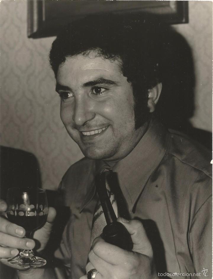 Fotografia antica: == S185 - FOTOGRAFIA - SE&Ntilde;OR CON UNA COPA Y UNA PIPA EN LAS MANOS - 24 X 18 CM.