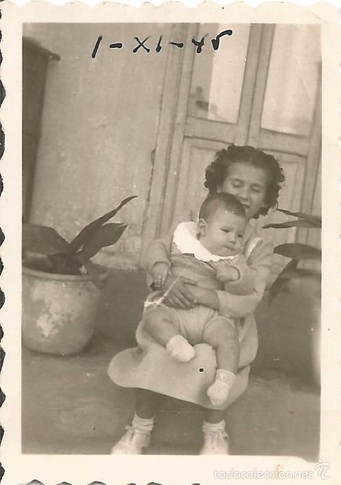 Fotografia antica: ** DP18 - FOTOGRAFIA PEQUE&Ntilde;O FORMATO - NI&Ntilde;ITA CON UN BEB&Eacute; EN BRAZOS - 6 X 4 CM.