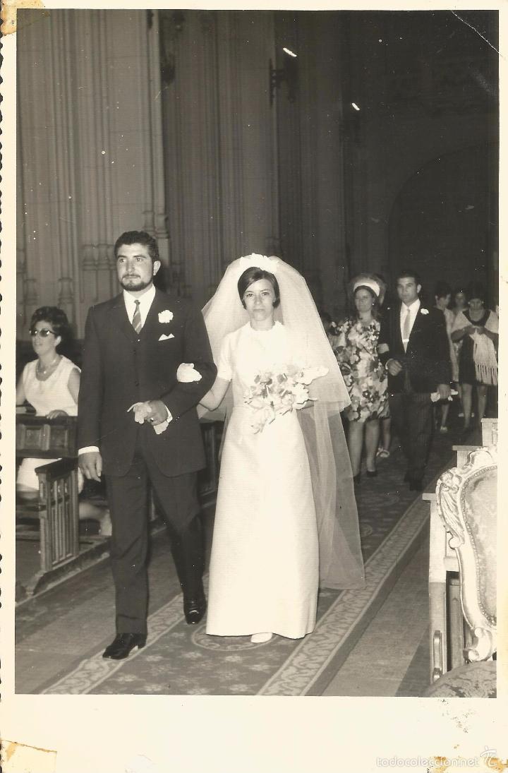 Fotografia antica: ** LL111 - FOTOGRAFIA - PAREJA DE NOVIOS ENTRANDO EN LA IGLESIA - 17,5 X 11,5 CM.