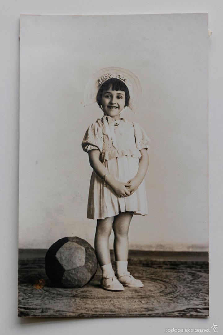 Fotografia antiga: Retrato de ni&ntilde;a con sombrero y una pelota de trapo. 9 x 14 cm. 1940
