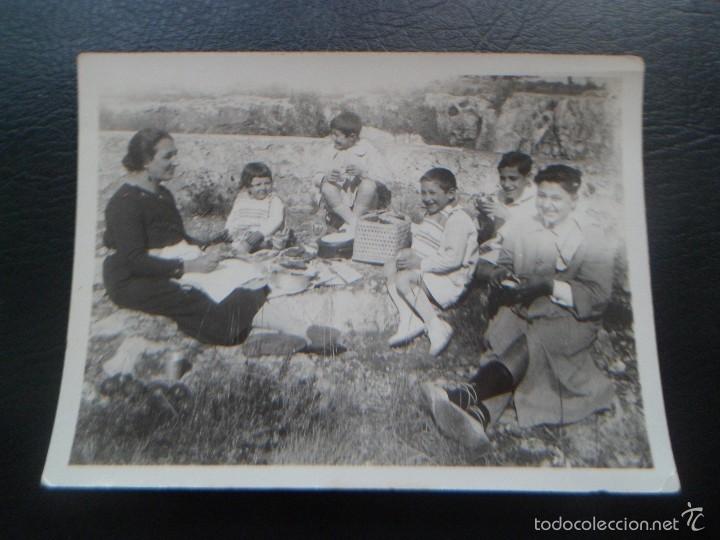 Fotografia antiga: FOTO DE MERIENDA EN EL CAMPO DE UNA FAMILIA VALENCIANA - A&Ntilde;OS 20