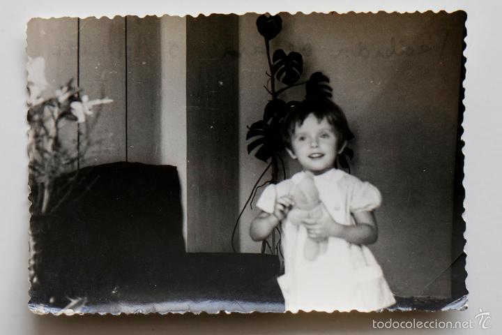 Fotograf&iacute;a antigua: Ni&ntilde;a feliz con su osito de peluche. 7,5 x 10,5 cm. 1961