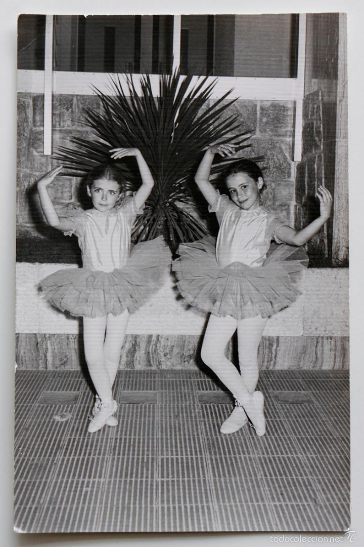 Fotografia antiga: Dos ni&ntilde;as vestidas de bailarinas. Foto Juan Gimenez, Alcira 1969- 9 x 14 cm
