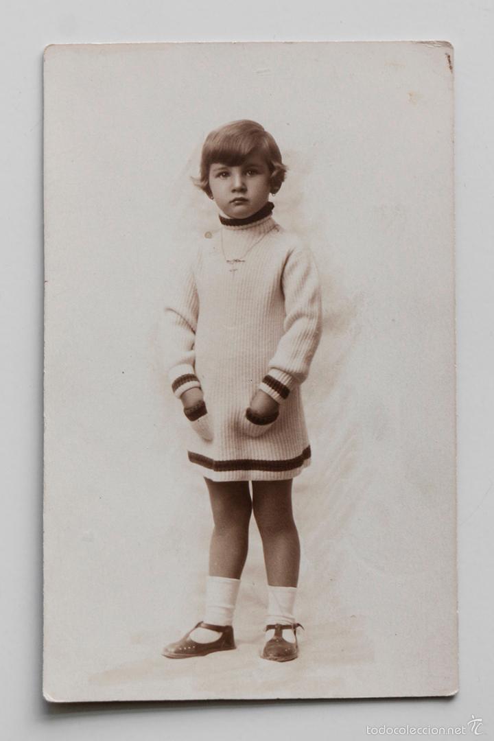 Fotografia antica: Preciosa ni&ntilde;a con las manitas en los bolsillos- 8,5 x 13,5 cm